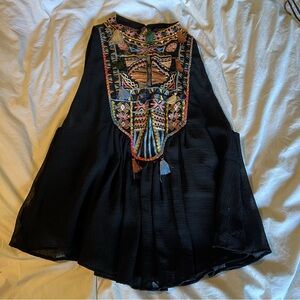 Black embroidered top with a bohemian vibe #bohemian #embroidered
Size medium
